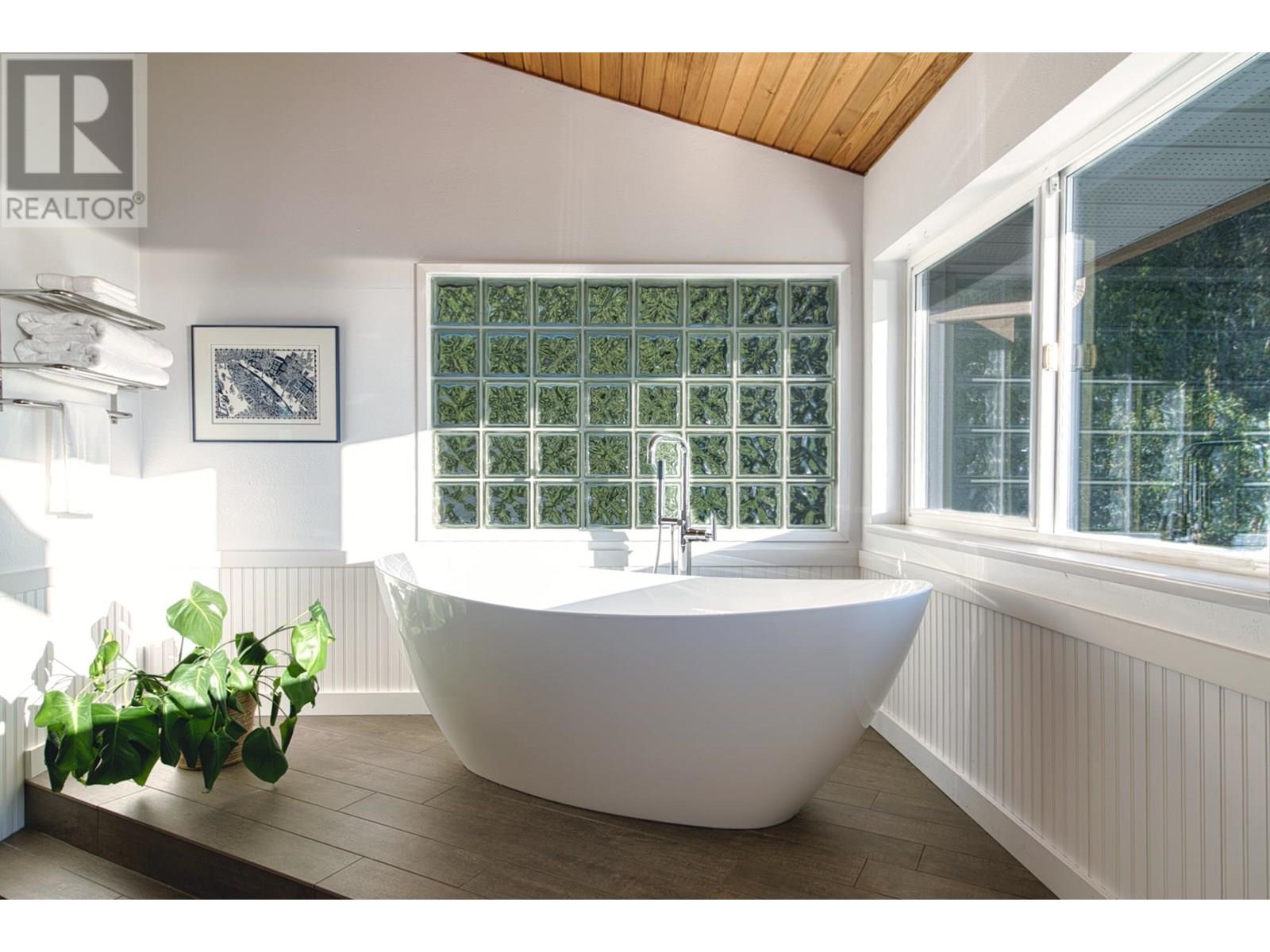 10339 SUNSHINE COAST HIGHWAY, Halfmoon Bay