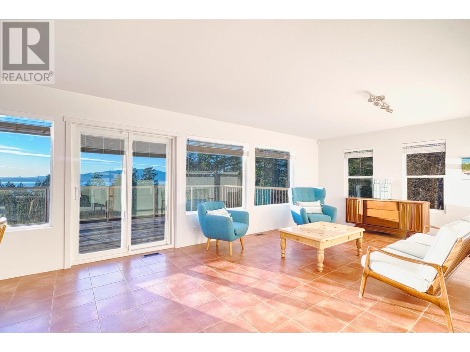 10339 SUNSHINE COAST HIGHWAY, Halfmoon Bay
