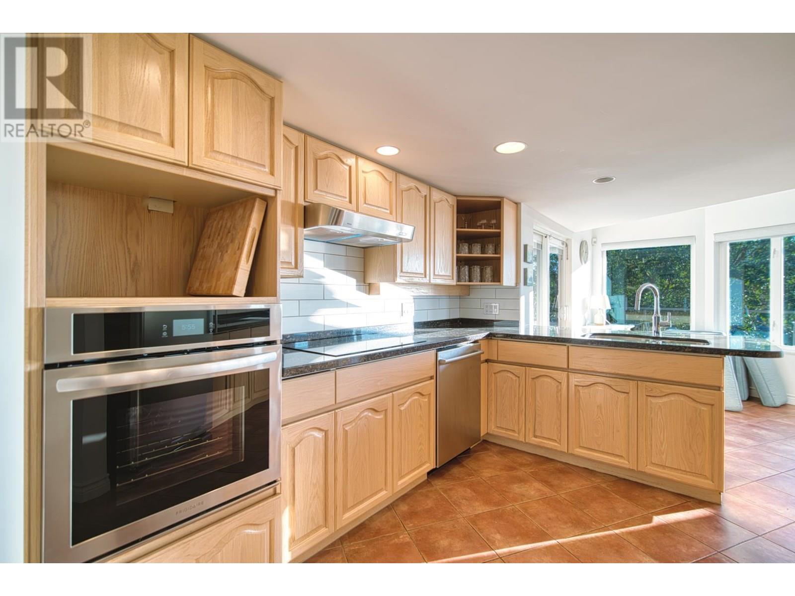10339 SUNSHINE COAST HIGHWAY, Halfmoon Bay