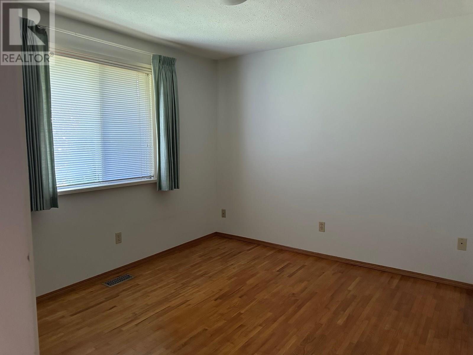 Photo 4 of 442 E 16th Street, North Vancouver BC