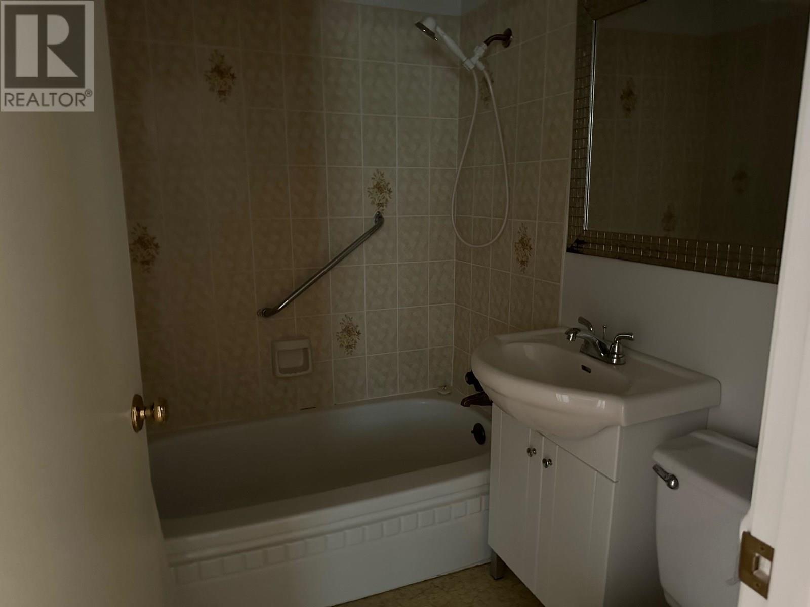 Photo 5 of 442 E 16th Street, North Vancouver BC