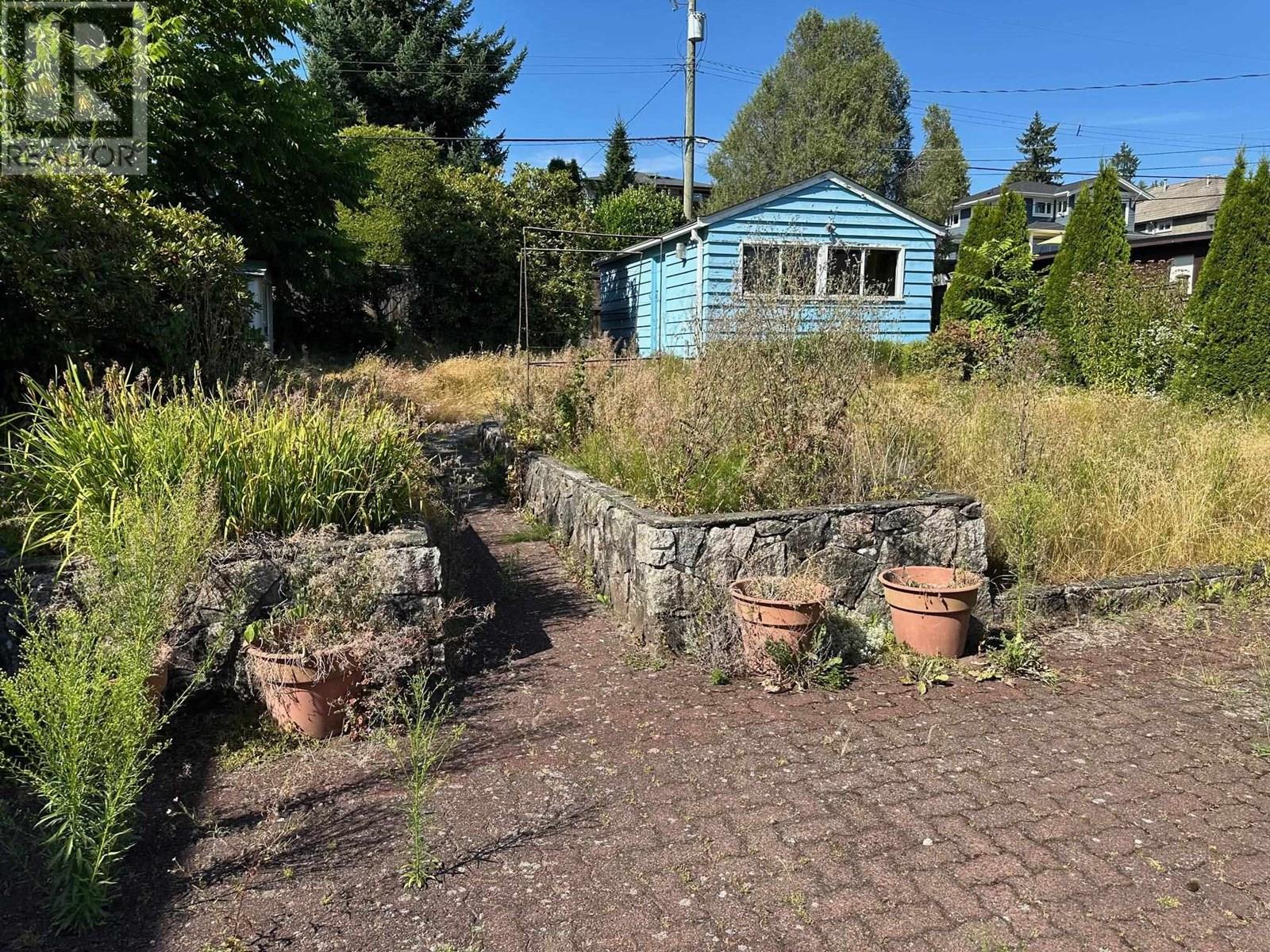 Photo 3 of 442 E 16th Street, North Vancouver BC