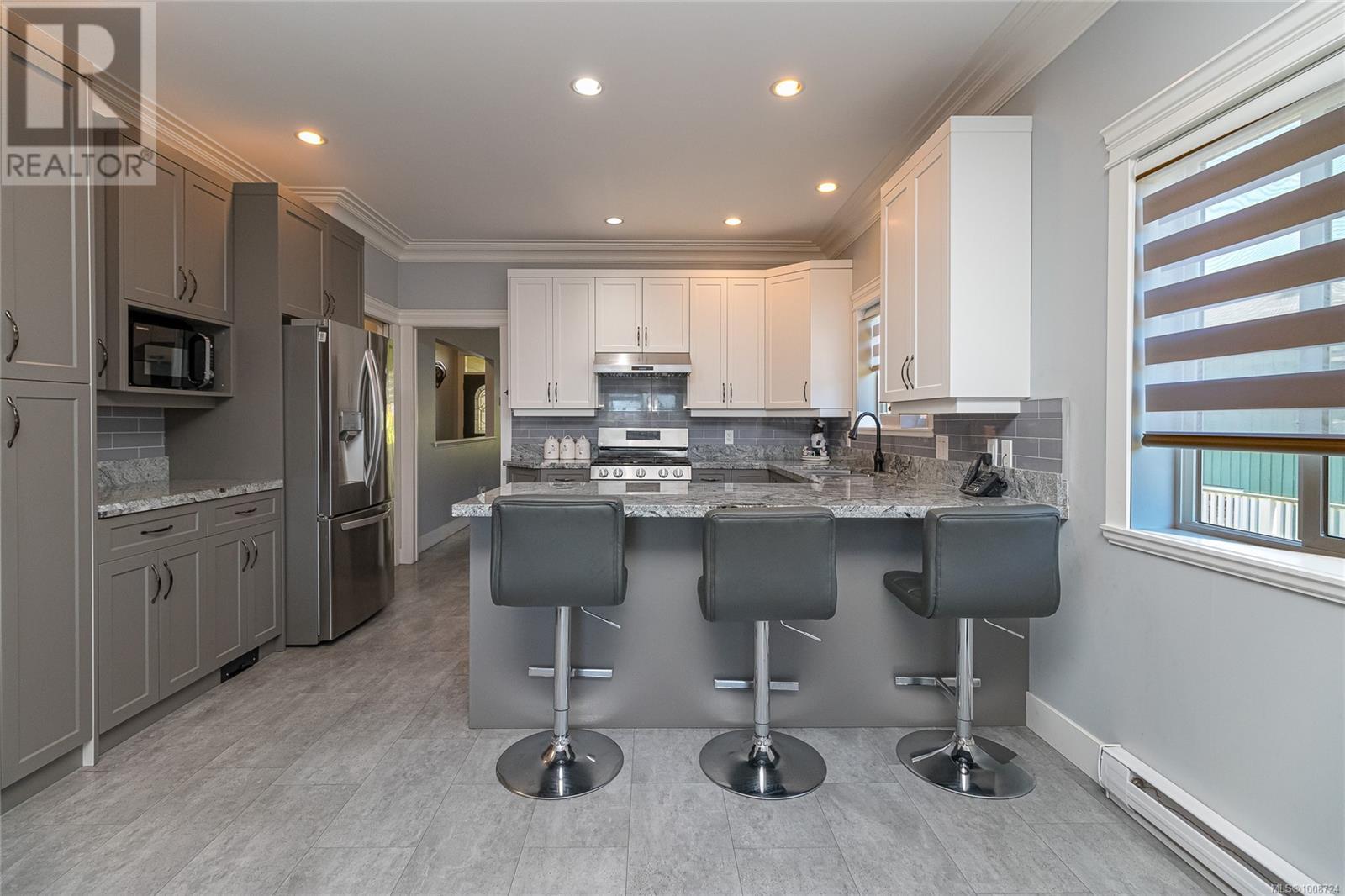 Photo 12 of 555 Leaside Ave, Saanich BC