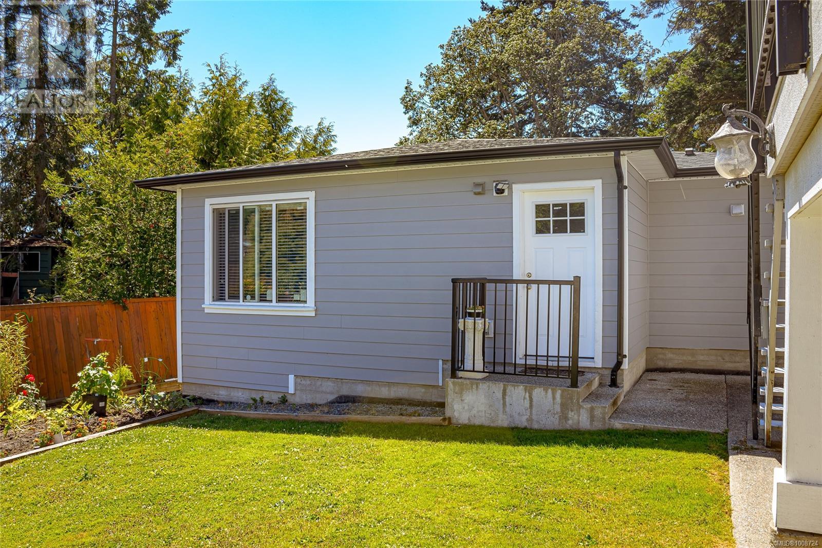 Photo 11 of 555 Leaside Ave, Saanich BC
