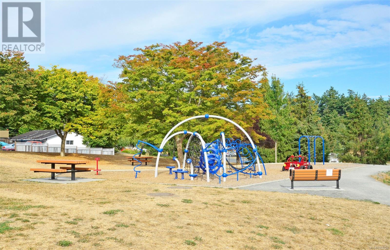 Photo 25 of 555 Leaside Ave, Saanich BC