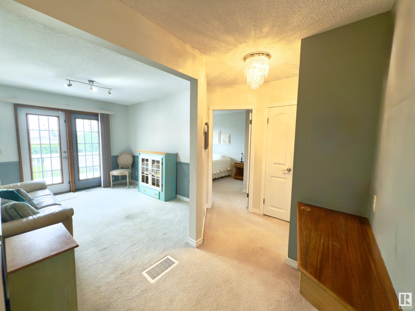 Photo 10 of 5619 140 A Av Nw, Edmonton AB