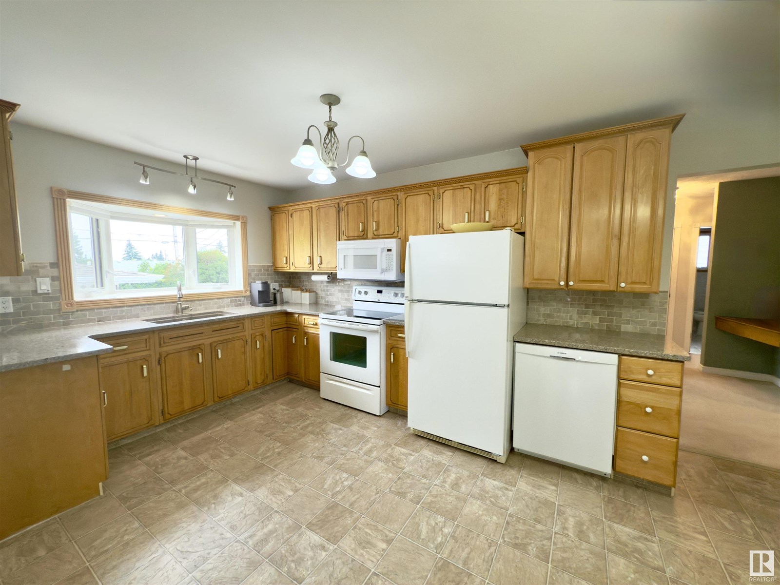 Photo 7 of 5619 140 A Av Nw, Edmonton AB
