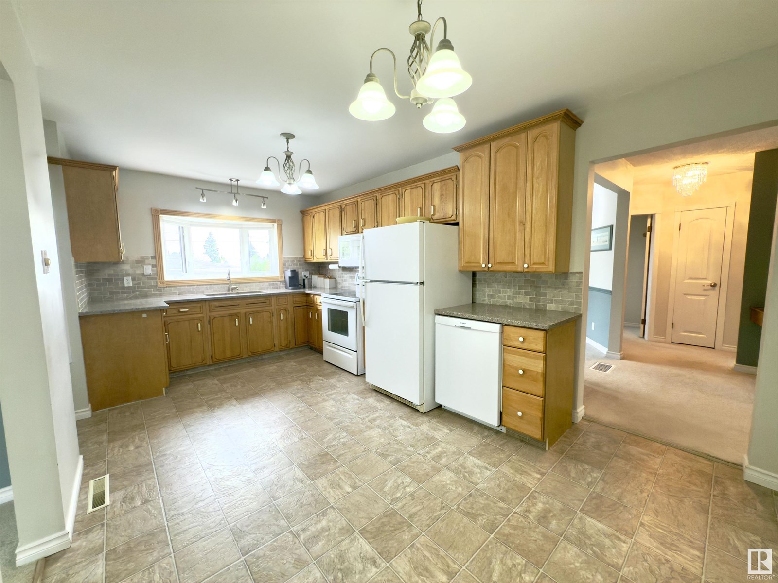Photo 9 of 5619 140 A Av Nw, Edmonton AB