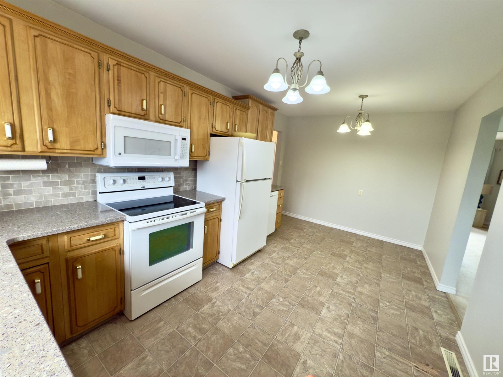Photo 6 of 5619 140 A Av Nw, Edmonton AB