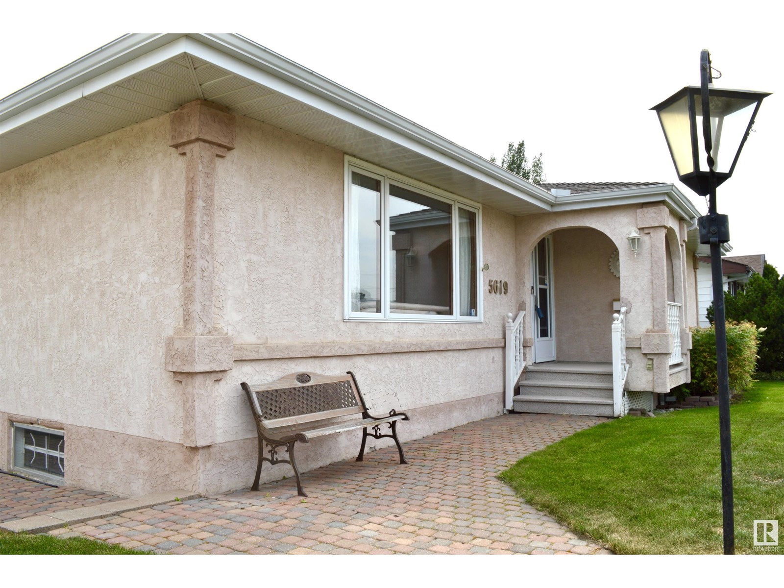 Photo 2 of 5619 140 A Av Nw, Edmonton AB