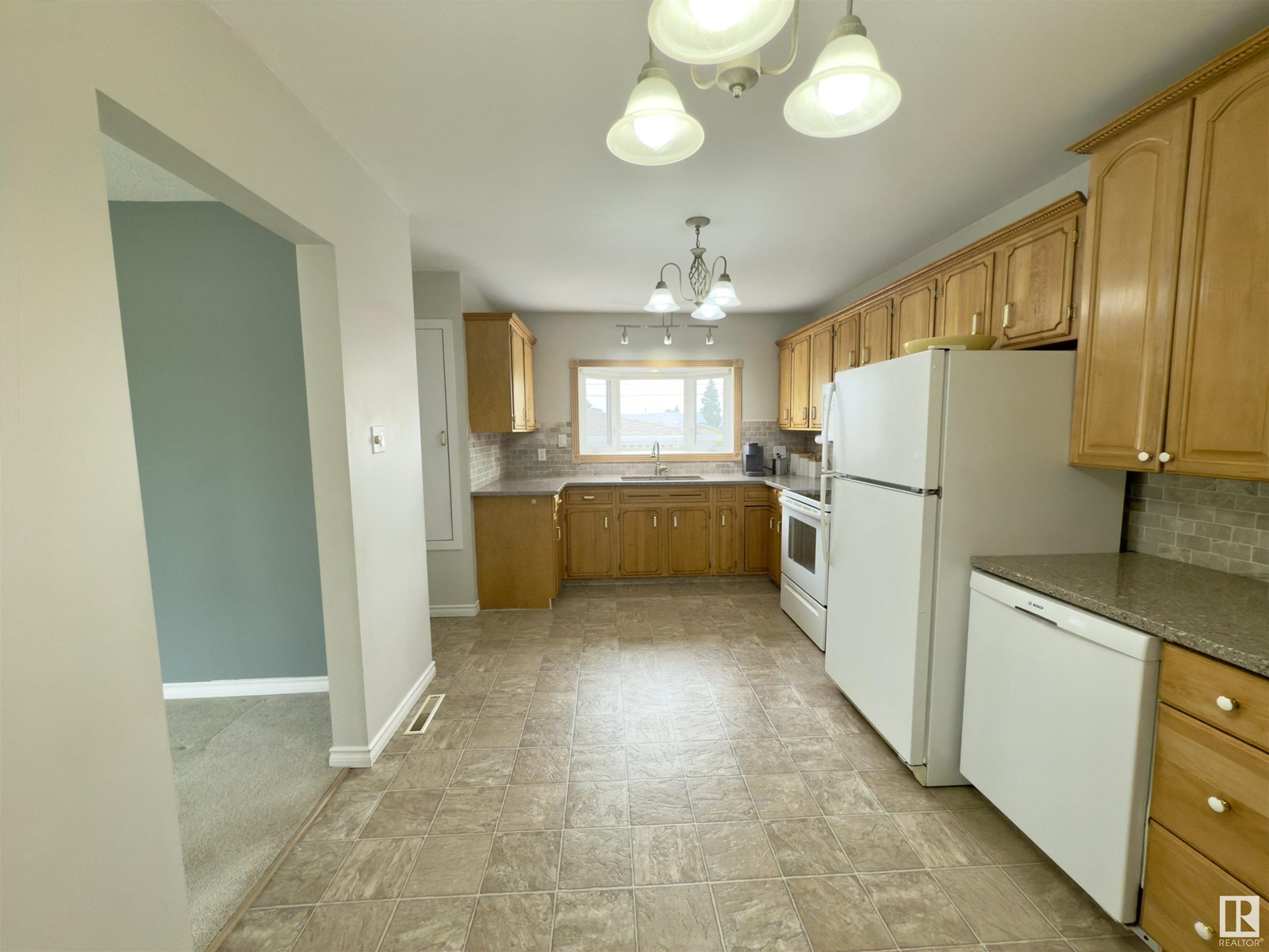 Photo 8 of 5619 140 A Av Nw, Edmonton AB