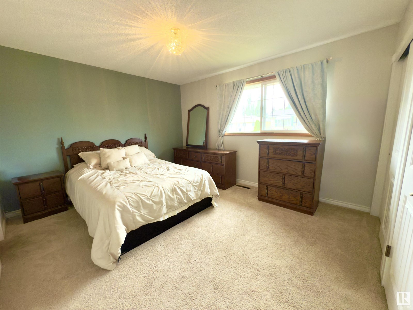 Photo 16 of 5619 140 A Av Nw, Edmonton AB
