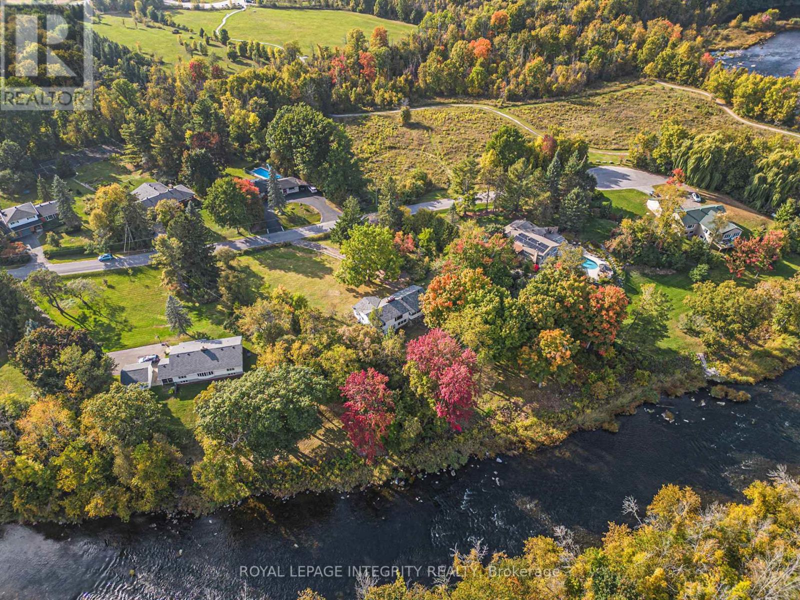 Photo 2 of 17 Lockview Road, Ottawa ON