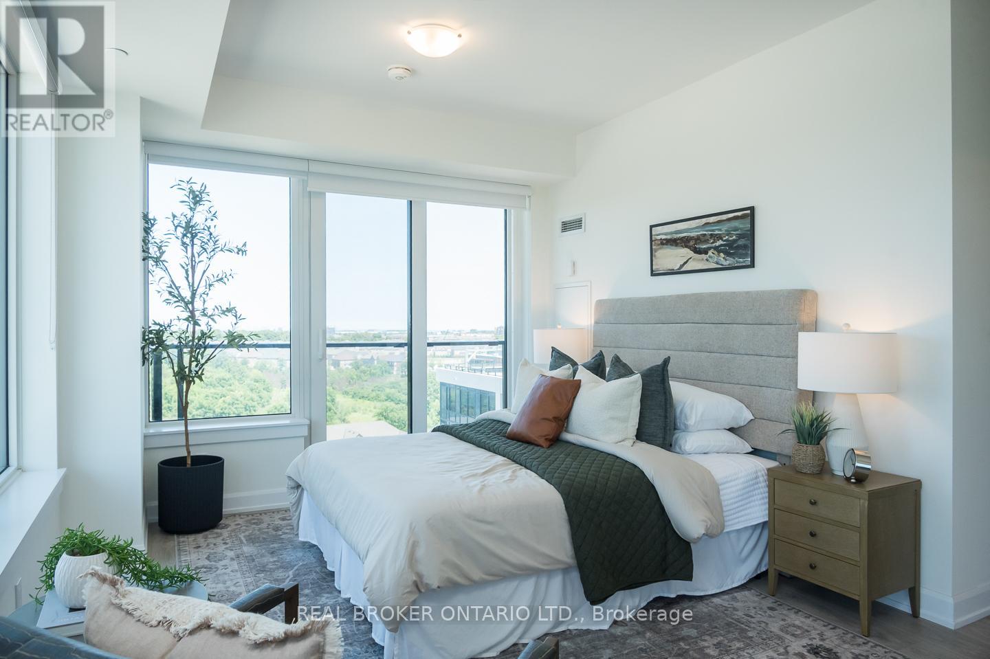 Photo 3 of 1016 3200 William Coltson Avenue, Oakville ON