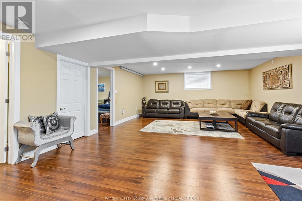Photo 4 of 3942 Zanzibar Crescent, Windsor ON