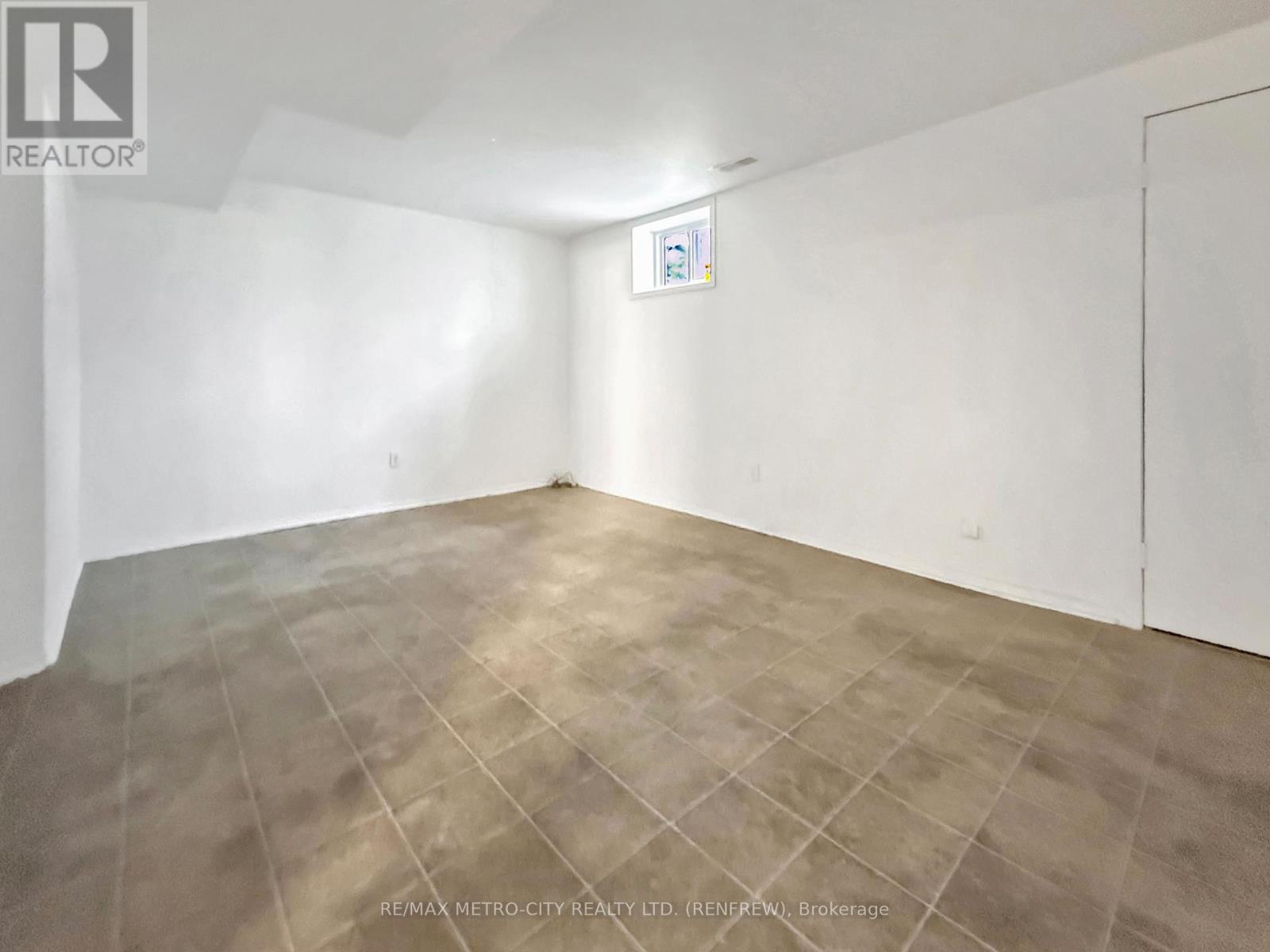Photo 17 of 19 Lorne Street S, Renfrew ON