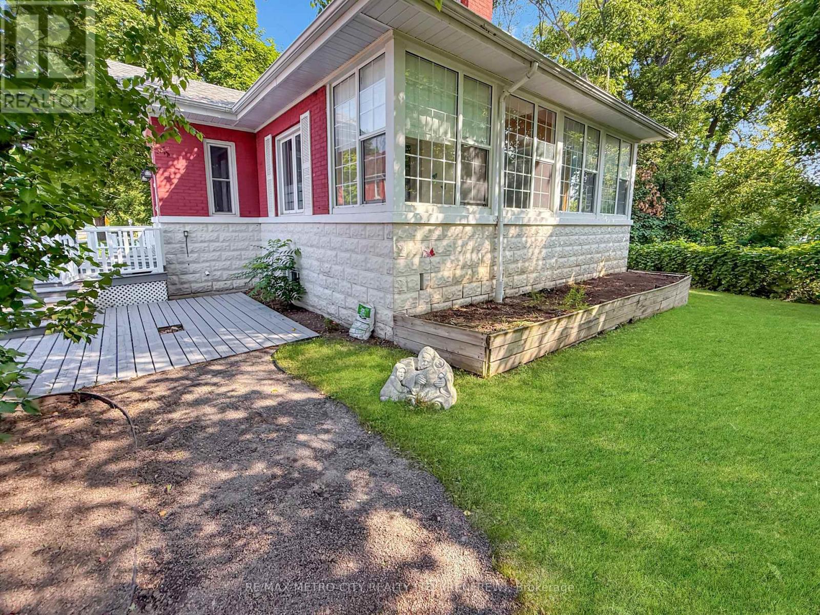 Photo 20 of 19 Lorne Street S, Renfrew ON