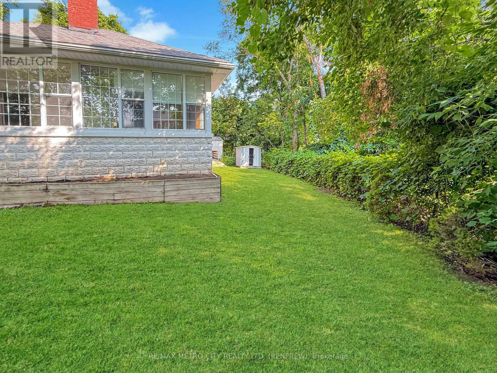 Photo 21 of 19 Lorne Street S, Renfrew ON