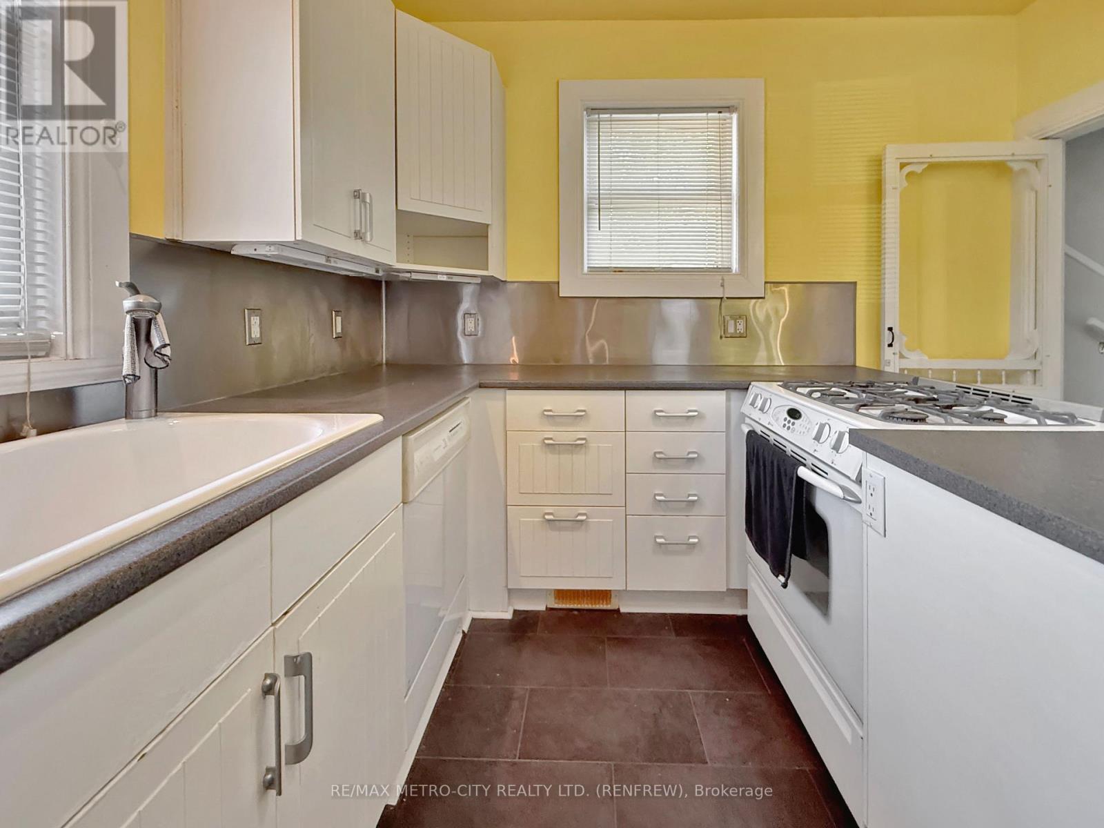 Photo 7 of 19 Lorne Street S, Renfrew ON