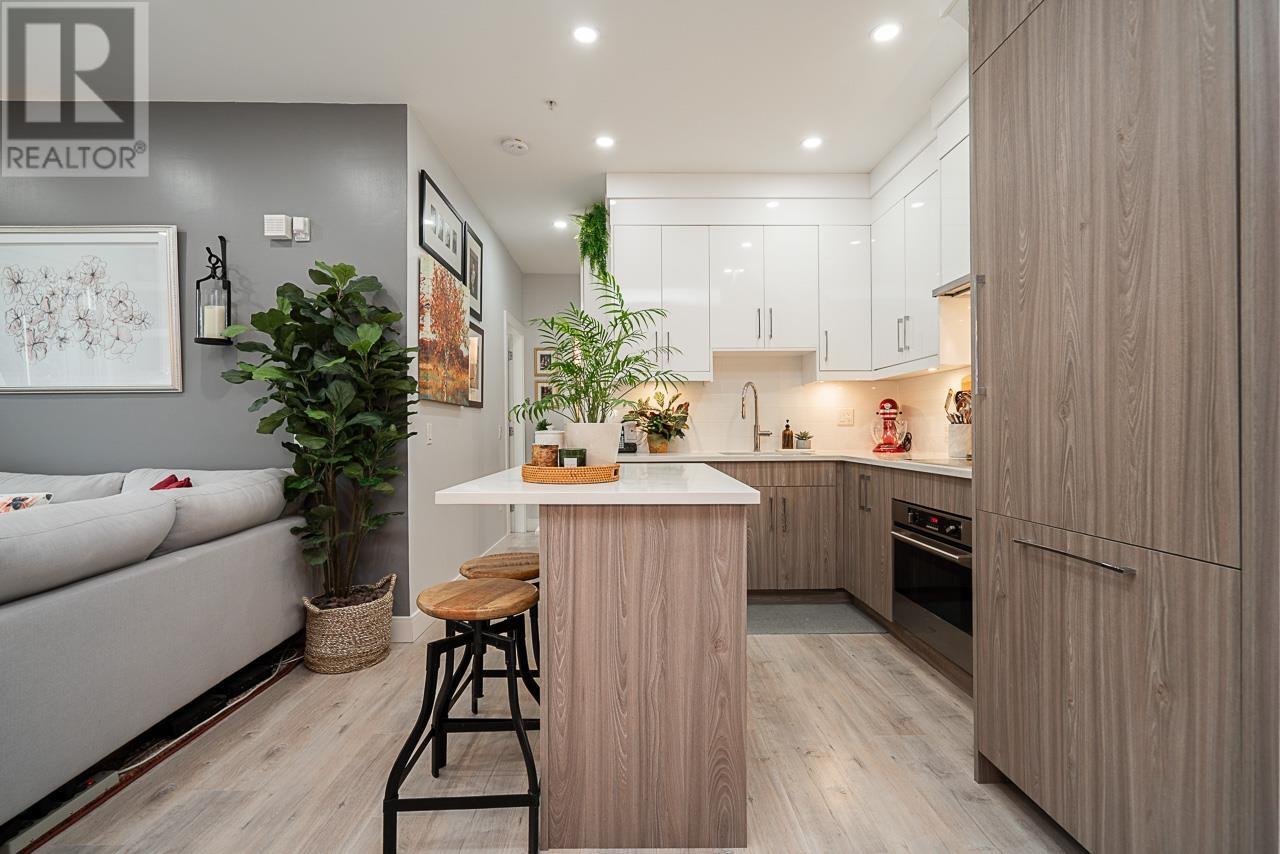 Photo 13 of 103 7131 17 Avenue, Burnaby BC