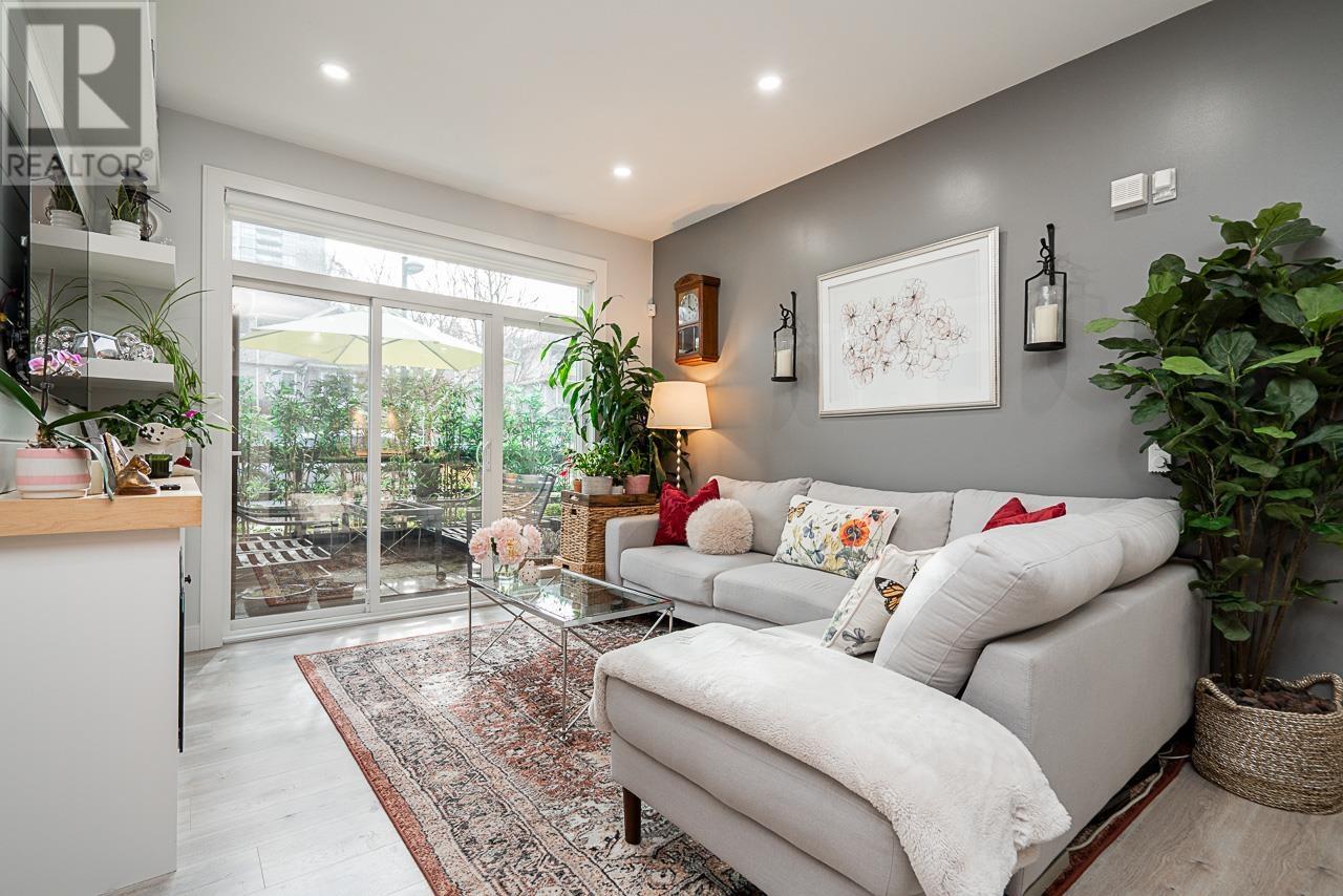 Photo 9 of 103 7131 17 Avenue, Burnaby BC