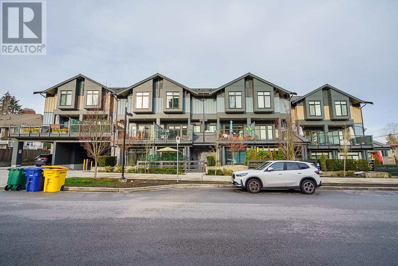 Photo 1 of 103 7131 17 Avenue, Burnaby BC