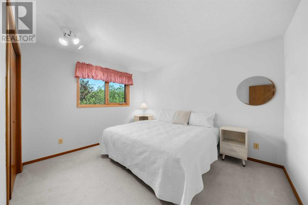 317 Woodbriar Place SW, Calgary, Alberta