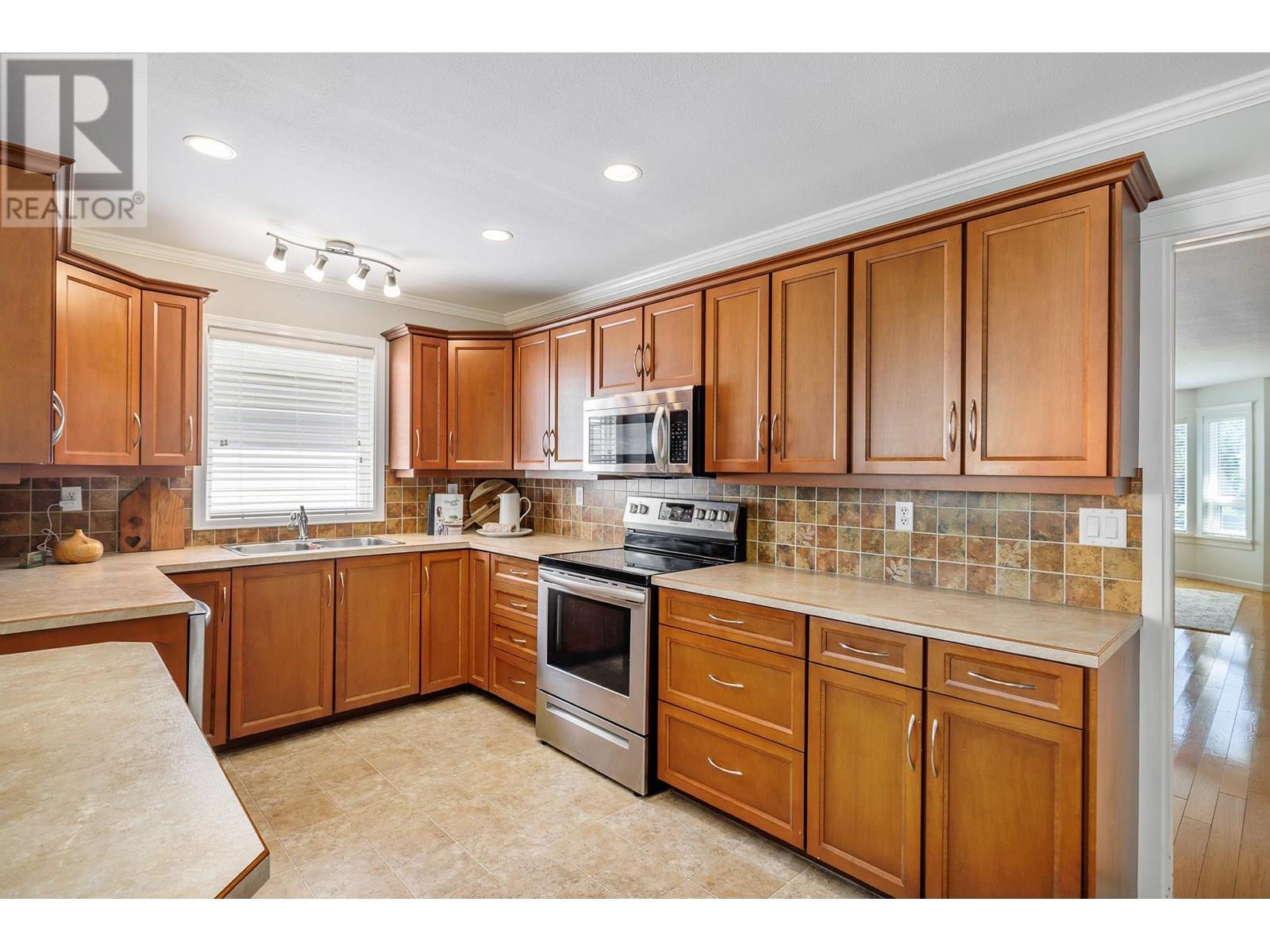 Photo 8 of 1470 Nelson Place, Kelowna BC