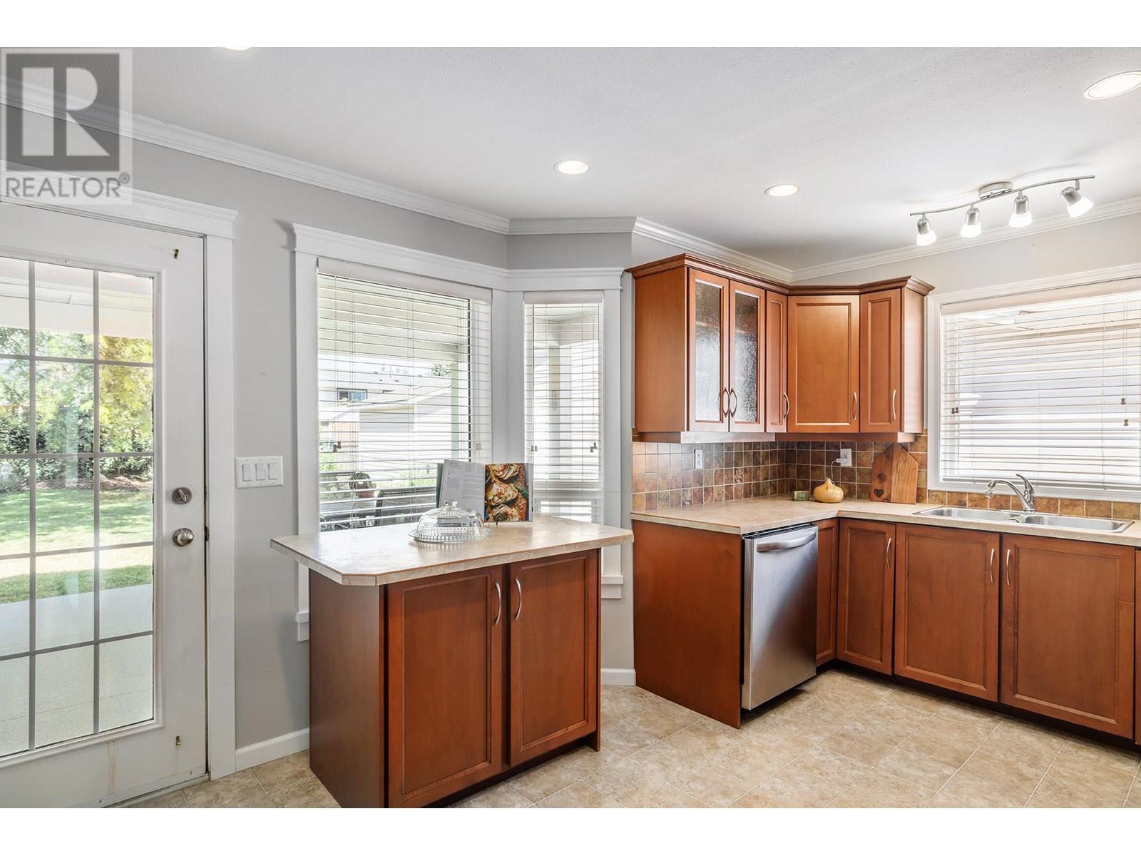Photo 10 of 1470 Nelson Place, Kelowna BC