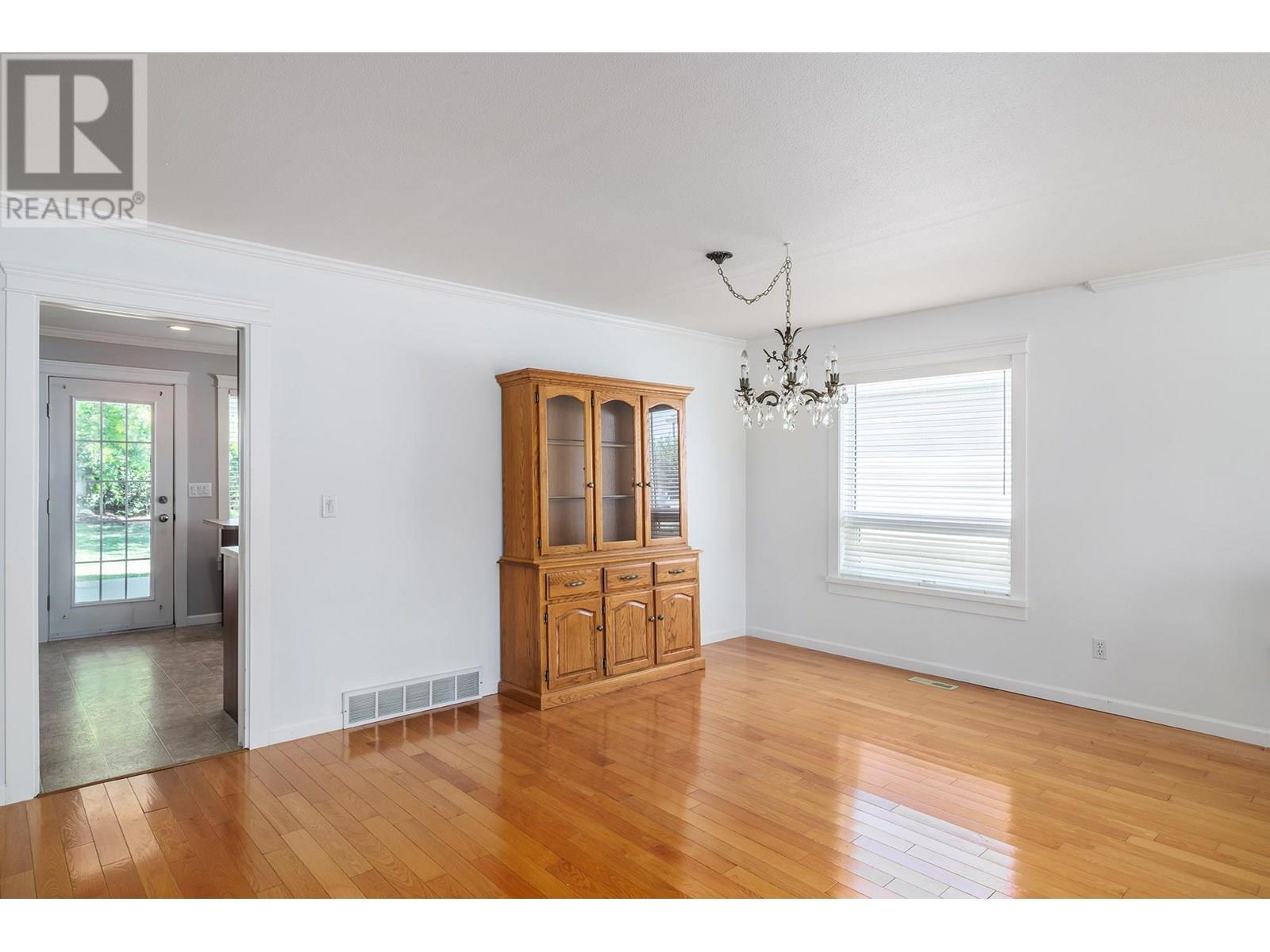 Photo 7 of 1470 Nelson Place, Kelowna BC