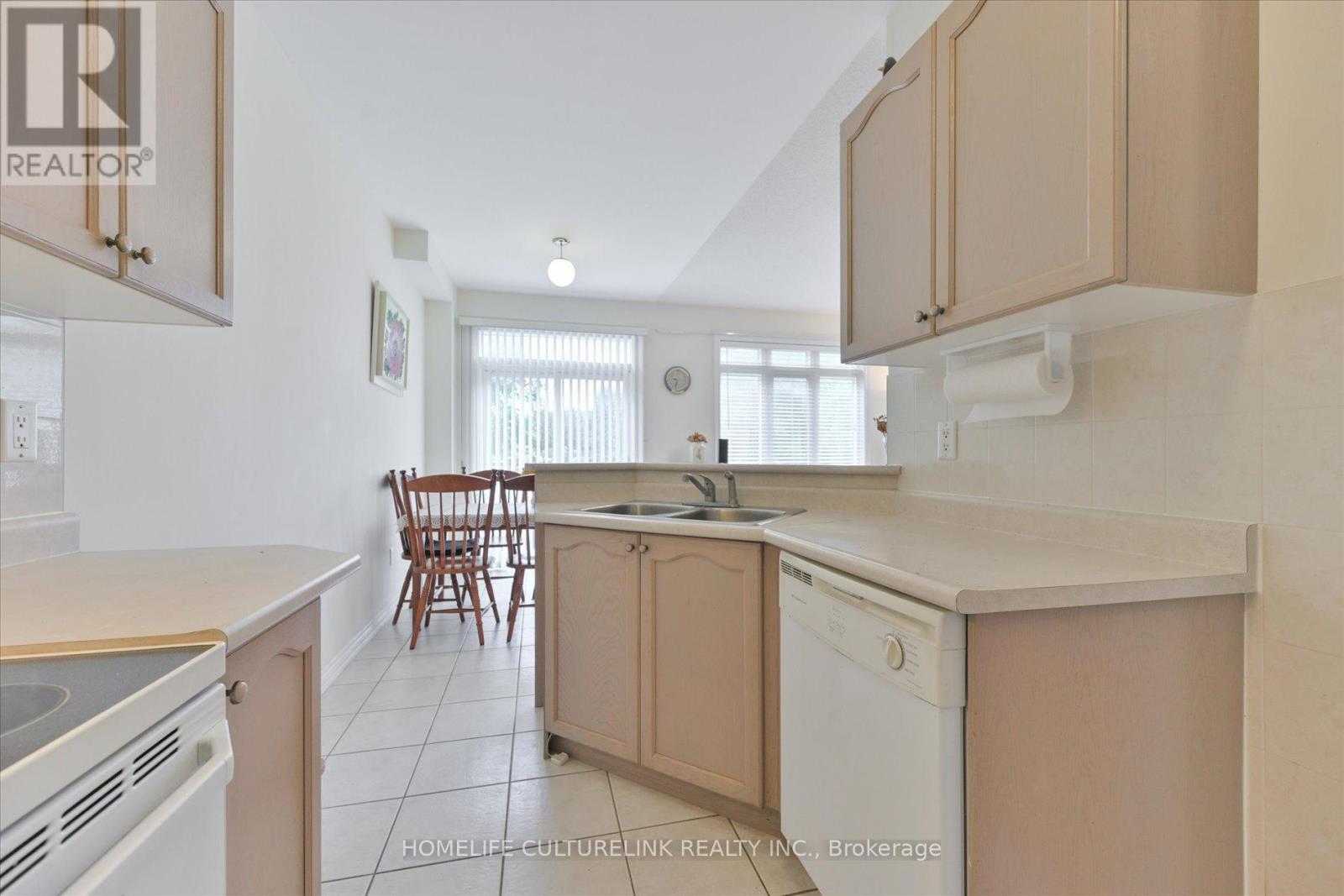 Photo 12 of 208 Cabernet Road, Vaughan ON