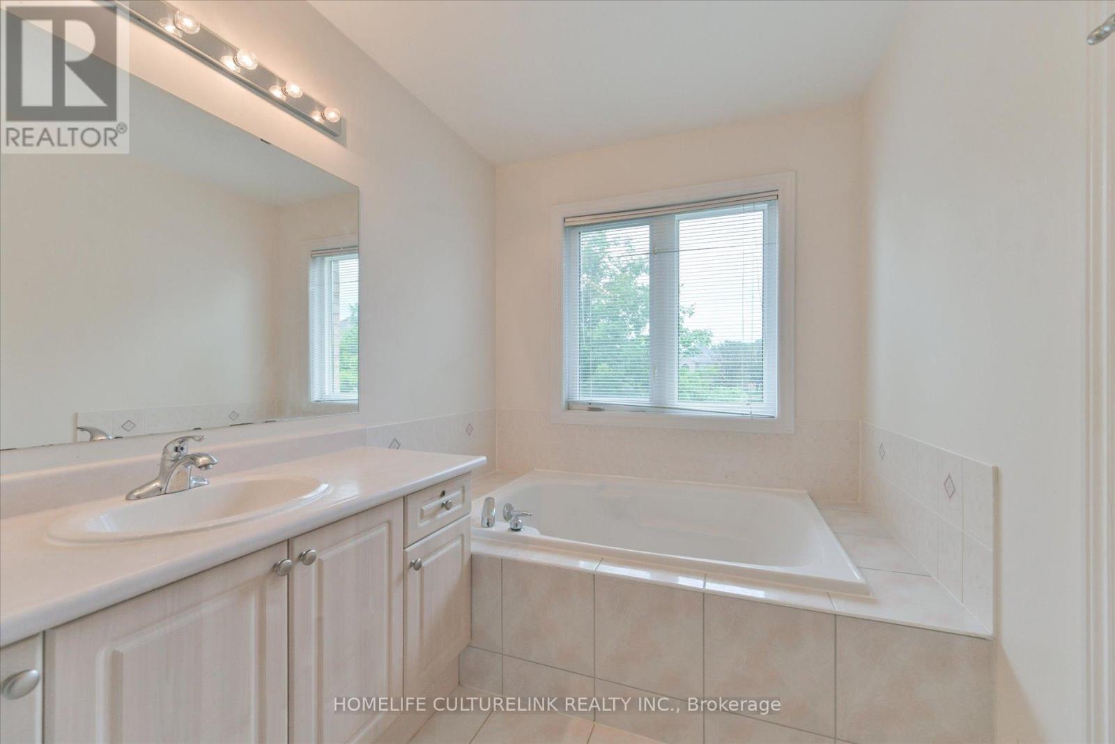 Photo 8 of 208 Cabernet Road, Vaughan ON