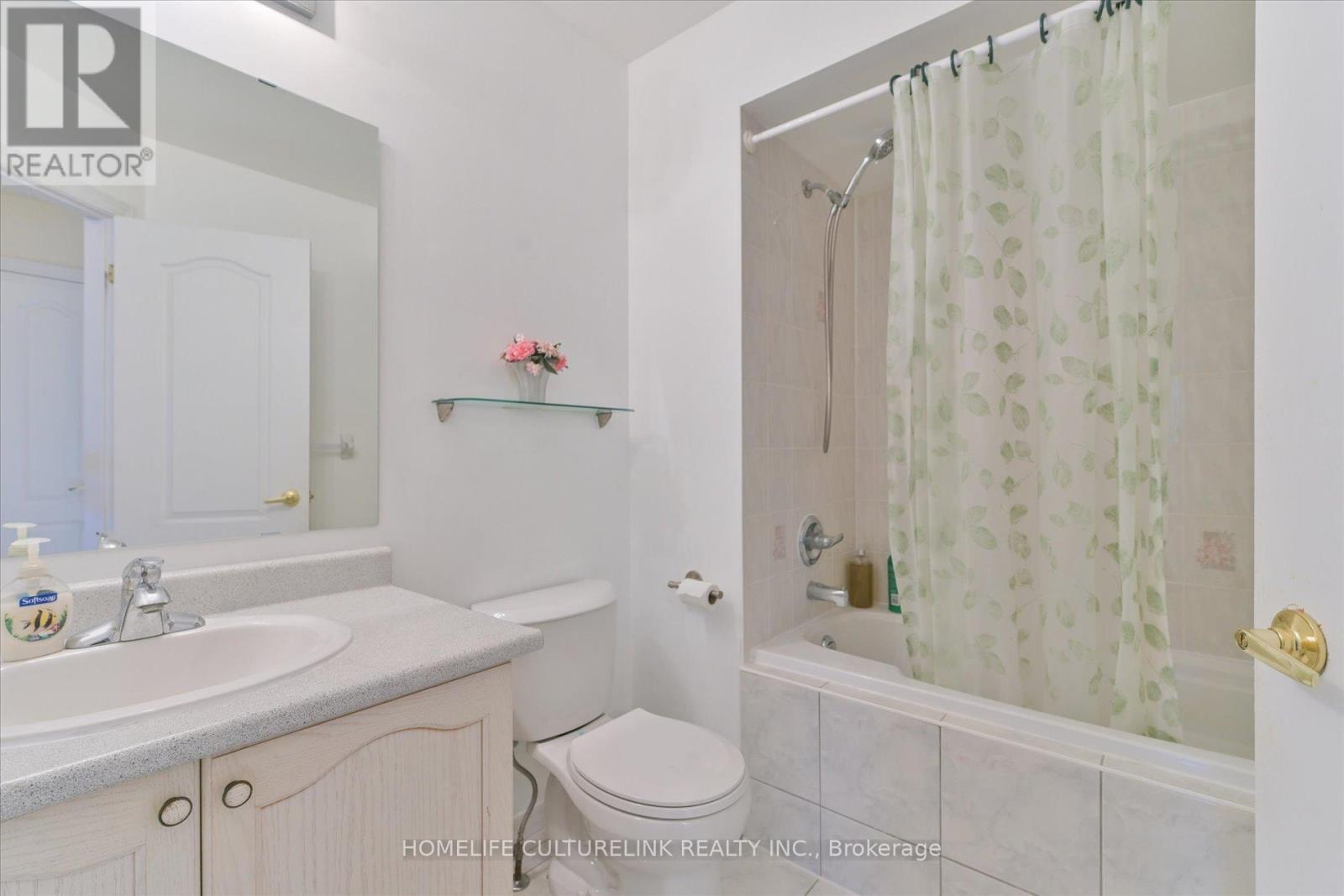 Photo 11 of 208 Cabernet Road, Vaughan ON