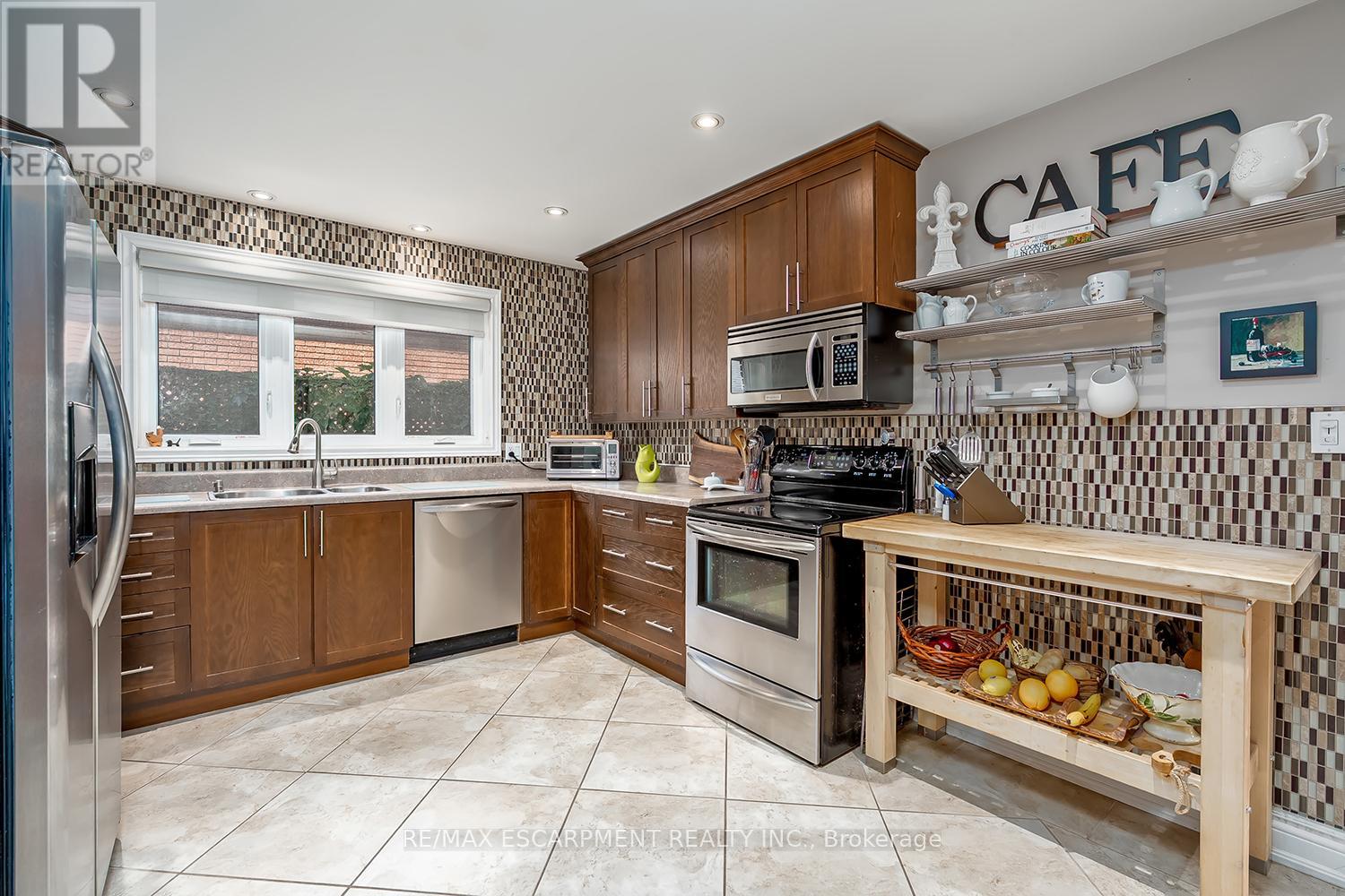 Photo 30 of 275 Alexander Court, Burlington ON