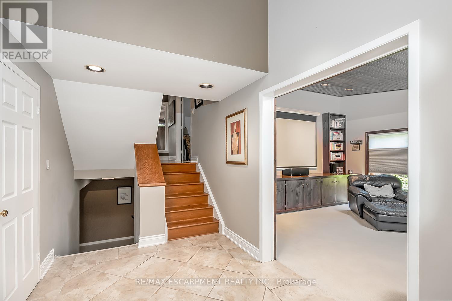 Photo 2 of 275 Alexander Court, Burlington ON