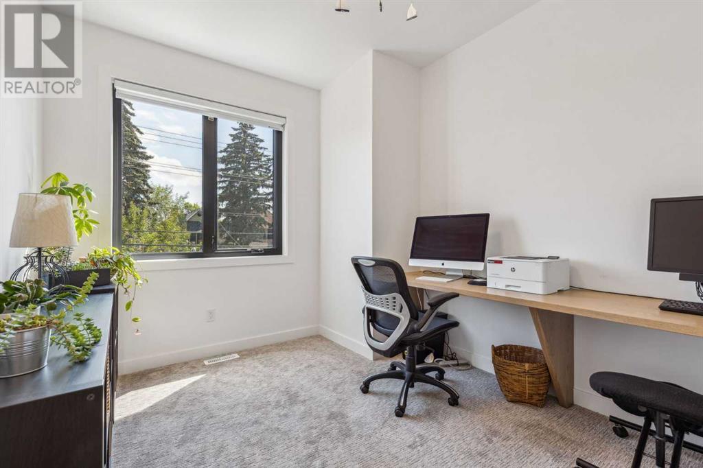 Single Family House for Sale in  Westmount Road NW West Hillhurst Calgary 