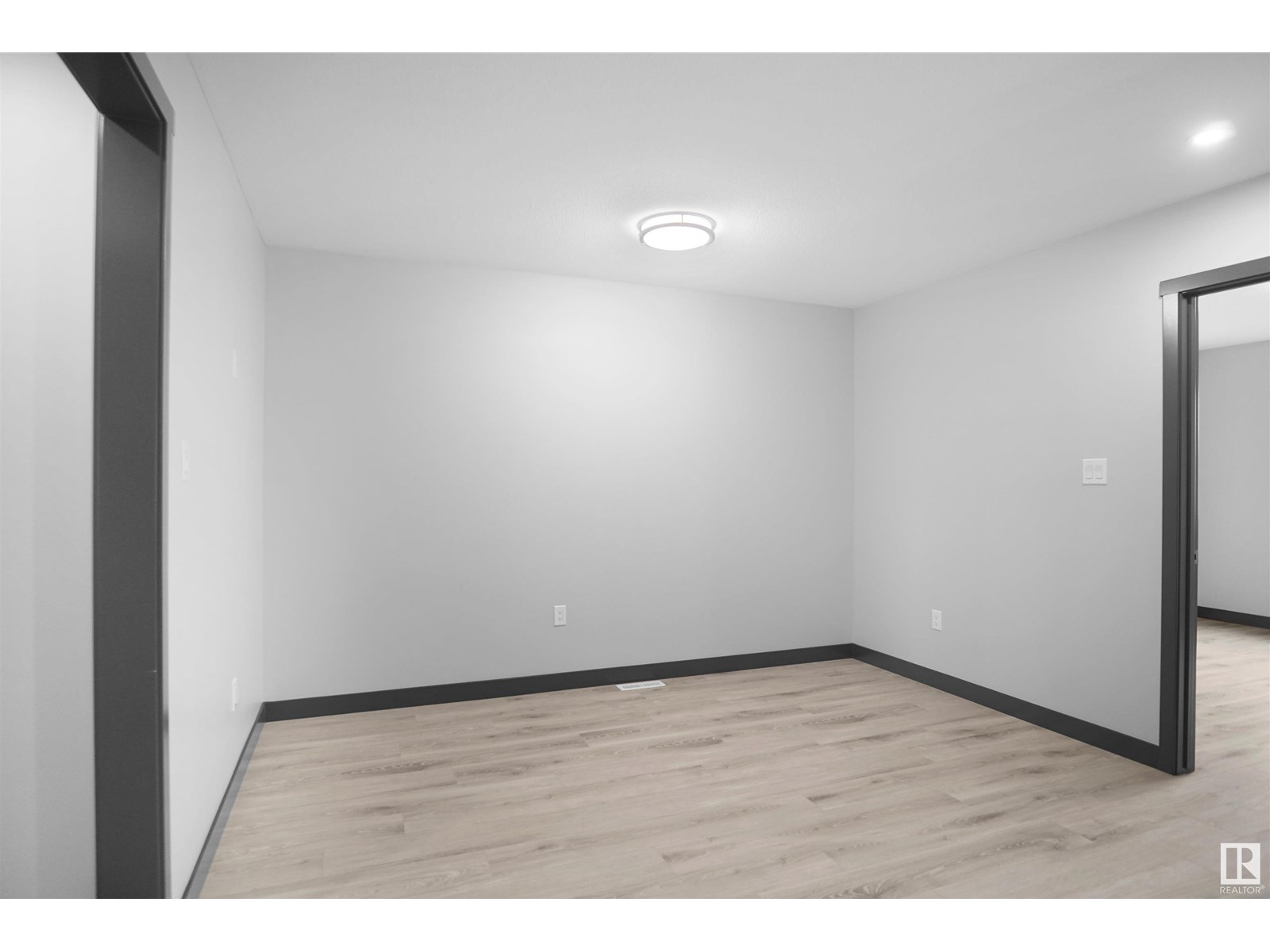 Photo 12 of 7232 182 Av Nw, Edmonton AB