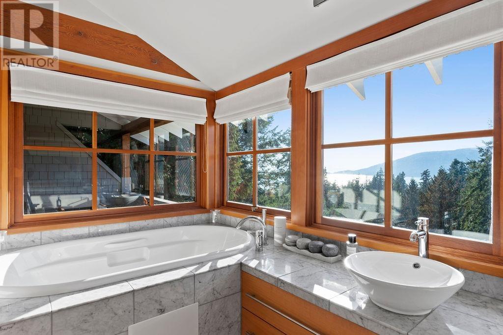 6072 EAGLERIDGE DRIVE, West Vancouver