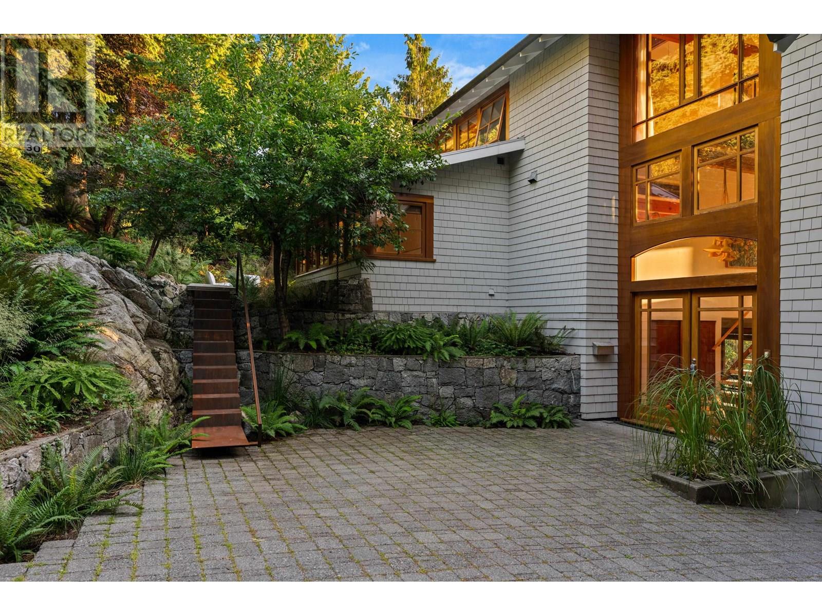6072 EAGLERIDGE DRIVE, West Vancouver