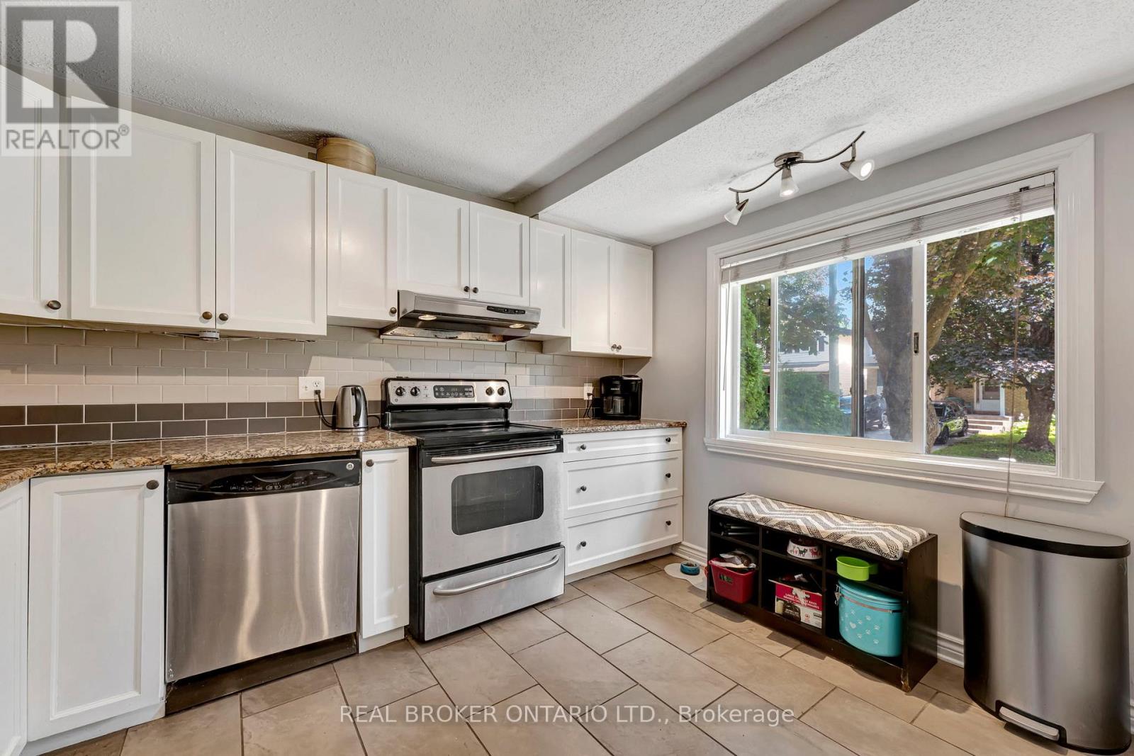 Photo 34 of 433 Duvernay Drive, Ottawa ON