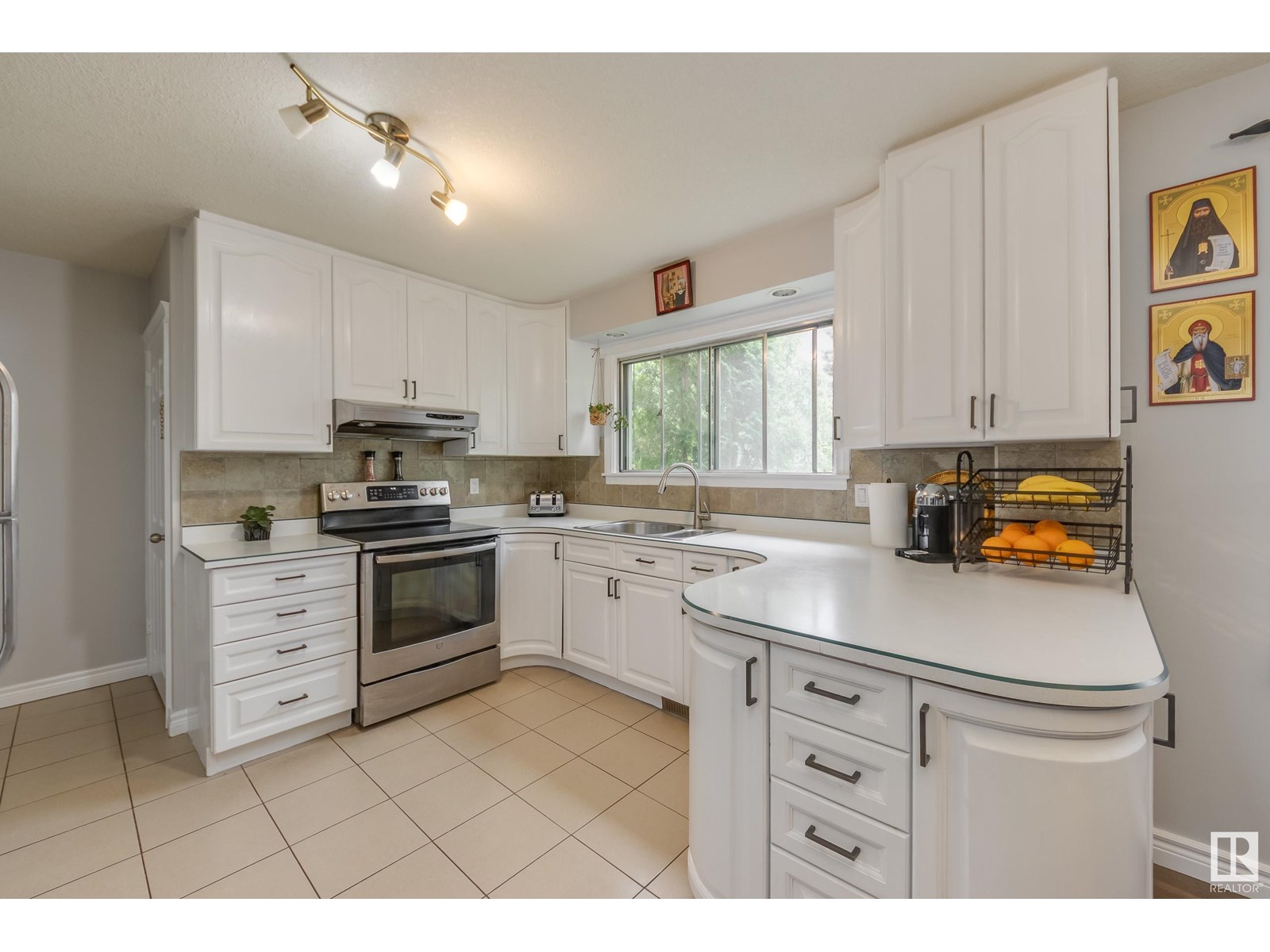 Photo 15 of 12920 93 St Nw, Edmonton AB