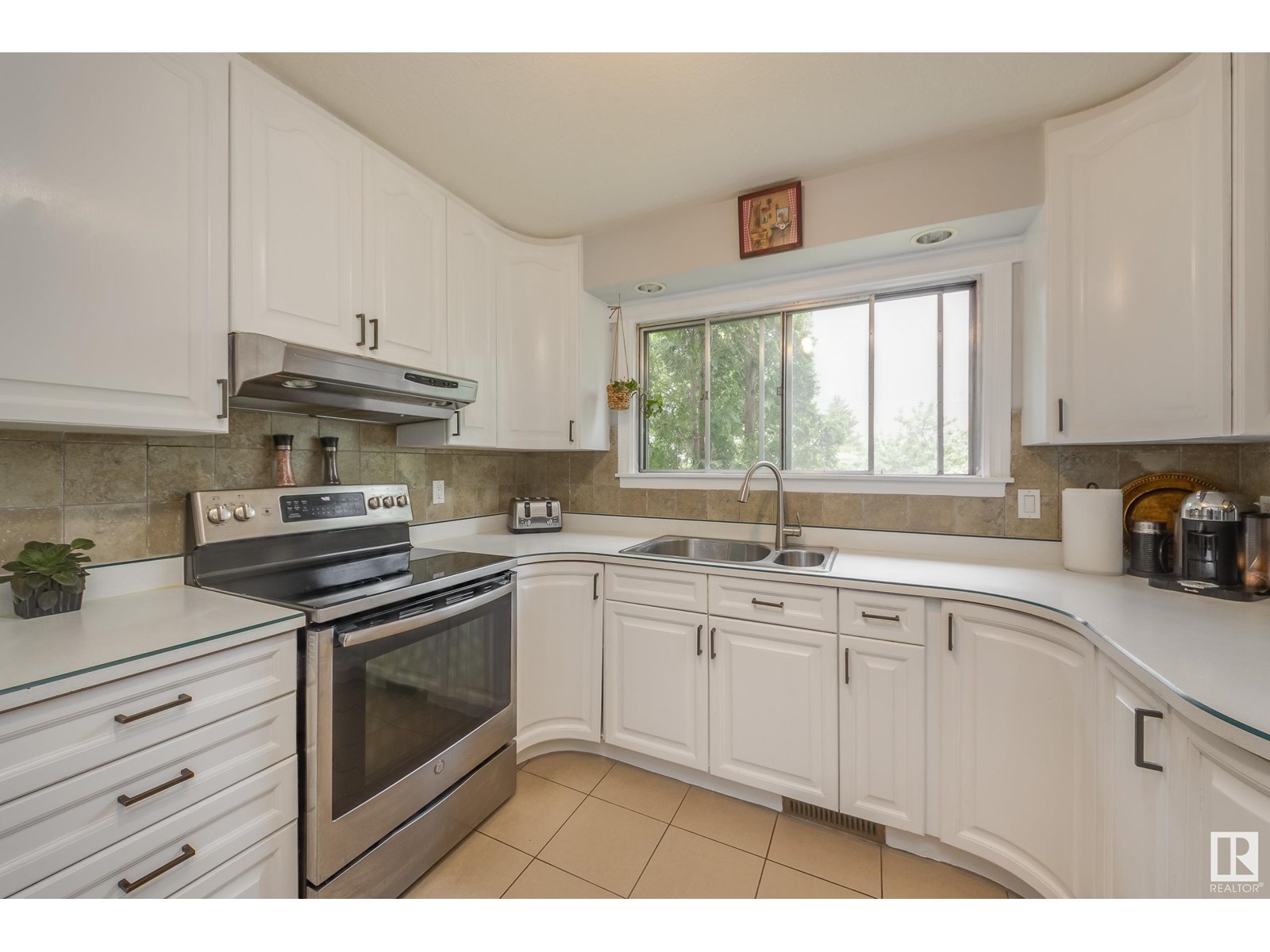 Photo 16 of 12920 93 St Nw, Edmonton AB