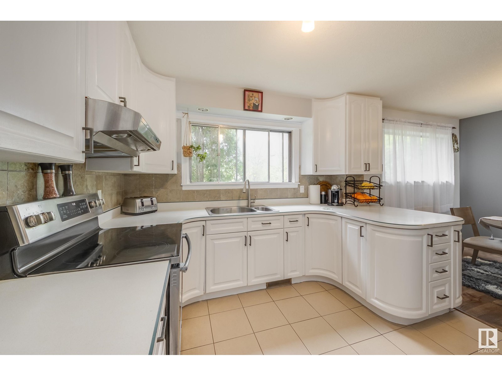 Photo 17 of 12920 93 St Nw, Edmonton AB