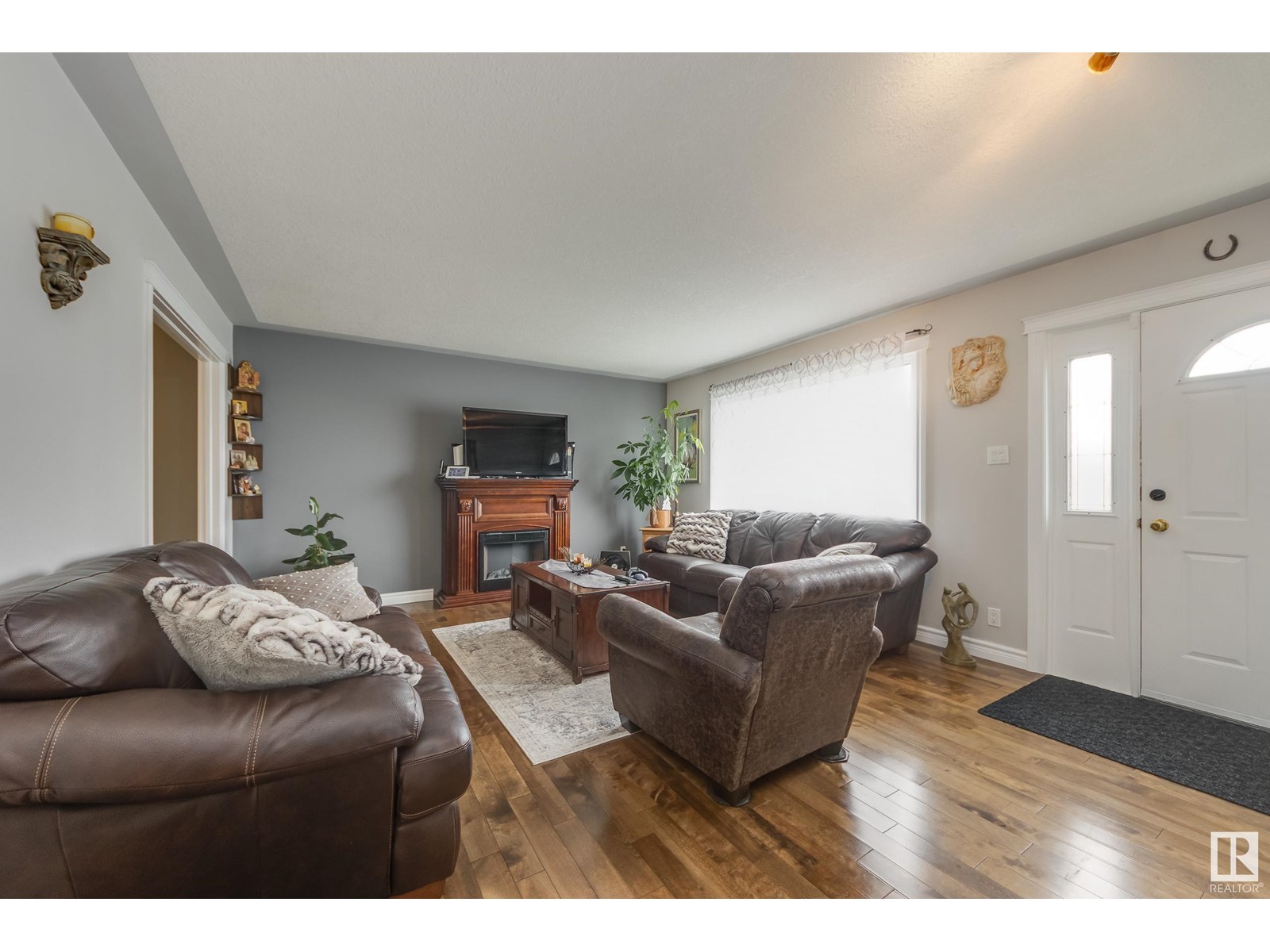 Photo 2 of 12920 93 St Nw, Edmonton AB