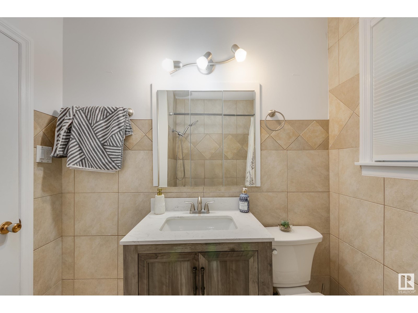 Photo 21 of 12920 93 St Nw, Edmonton AB