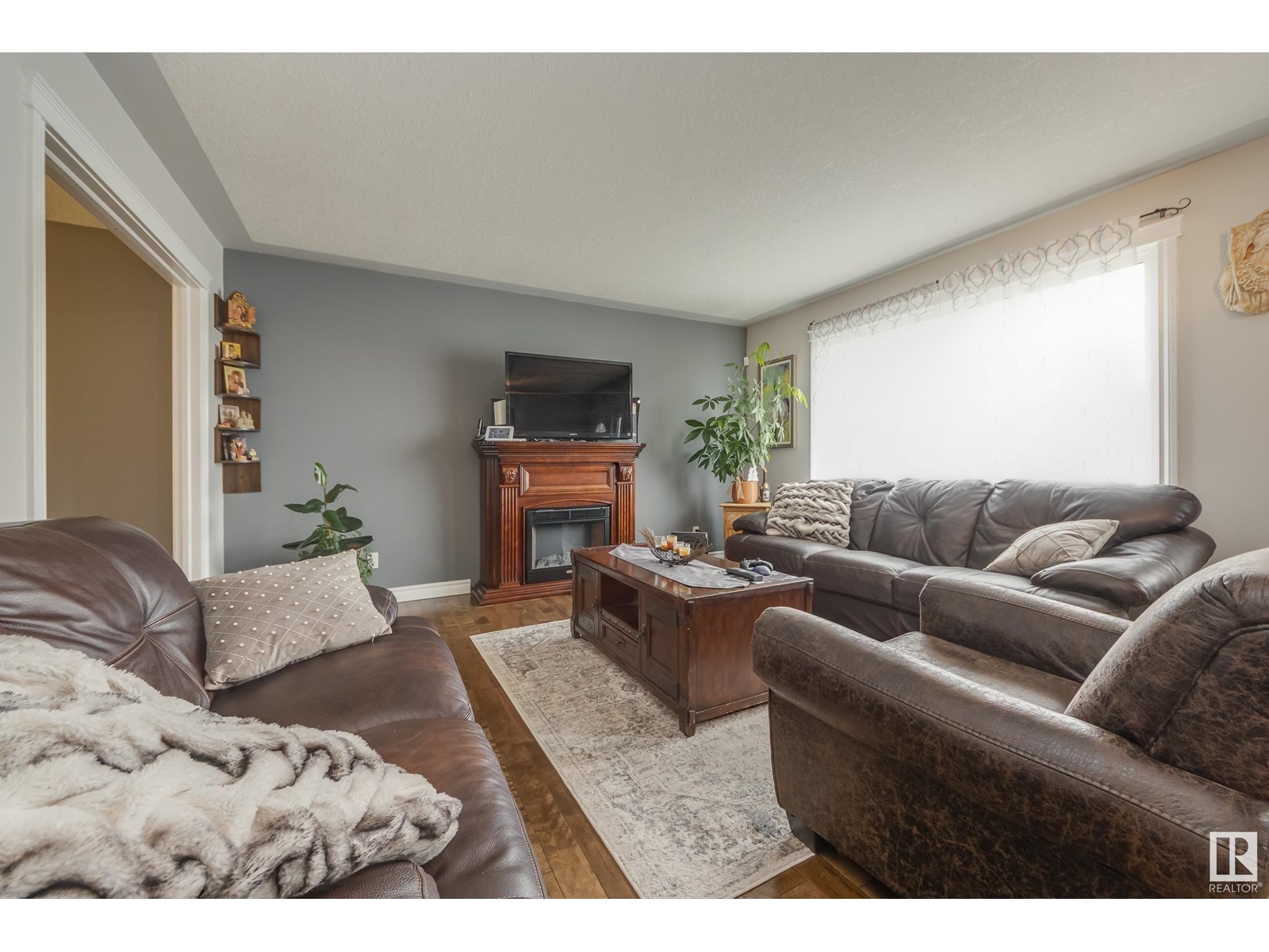 Photo 3 of 12920 93 St Nw, Edmonton AB