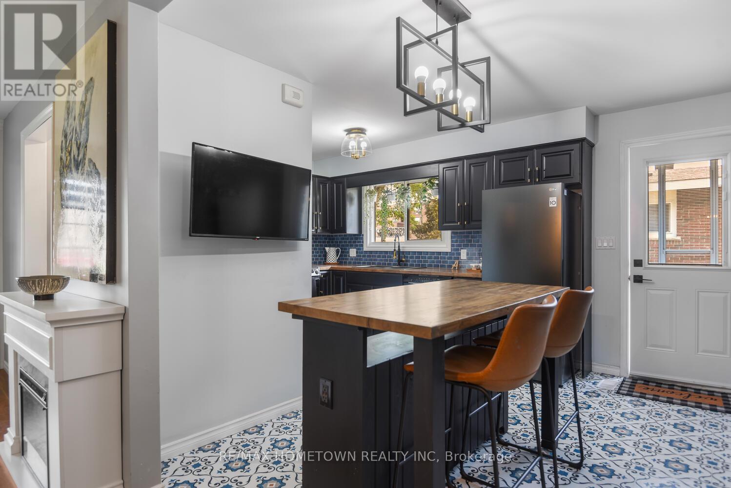 Photo 14 of 108 Windsor Drive, Brockville ON