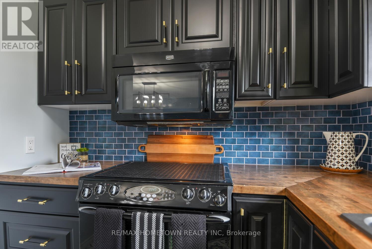 Photo 16 of 108 Windsor Drive, Brockville ON