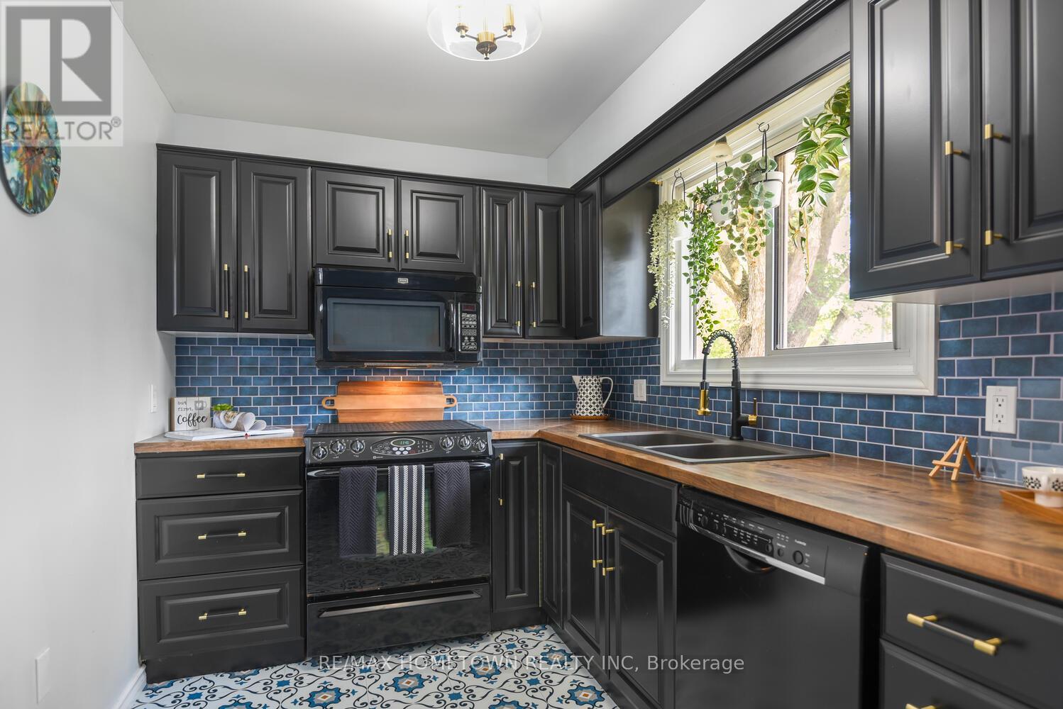 Photo 17 of 108 Windsor Drive, Brockville ON