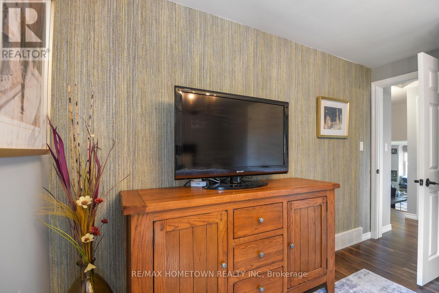 Photo 24 of 108 Windsor Drive, Brockville ON